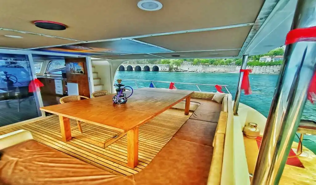 YACHT QUEEN
